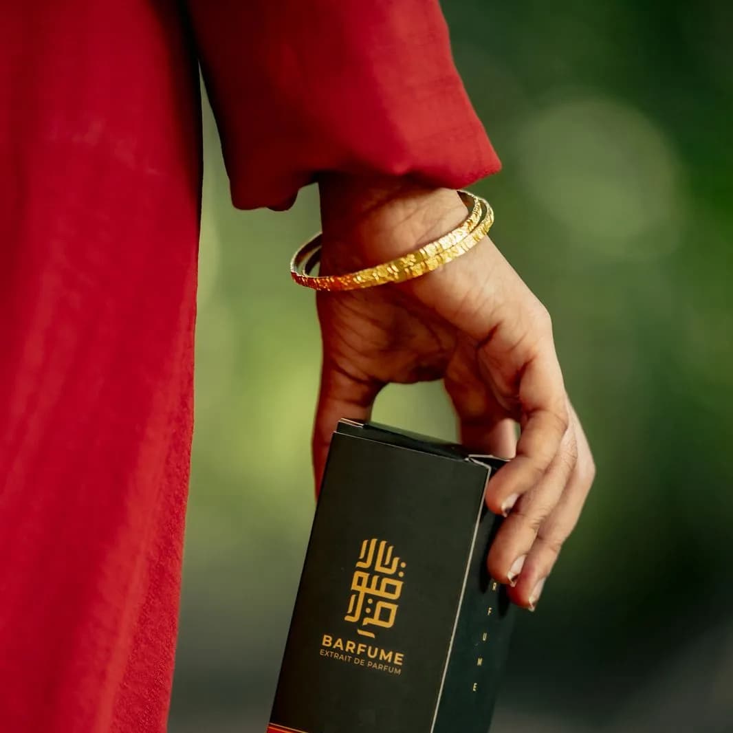 A hand carrying the black Barfume gift box